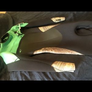 NWT Women’s O’Neill 4/3  wetsuit